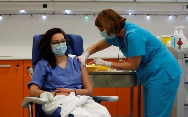Κορονοϊός: Γιατί οι υγειονομικοί αρνούνται να εμβολιαστούν