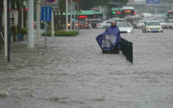 Ανείπωτος ο θρήνος στην Κίνα: 302 νεκροί και 50 αγνοούμενοι από τις πλημμύρες