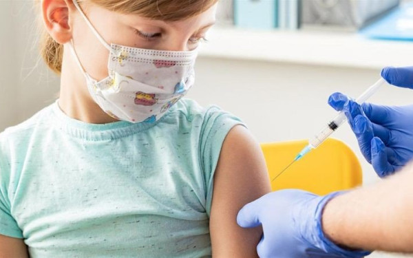 Ανησυχούν οι ιδιώτες παιδίατροι για τα χαμηλά ποσοστά εμβολιασμού των παιδιών κατά της COVID-19