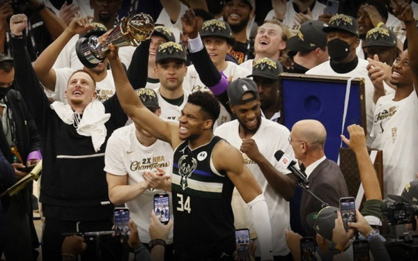 Γιάννης Αντετοκούνμπο στο ESPN: "Το παιδί από την Ελλάδα δεν το πιστεύει αυτό που συμβαίνει" (βίντεο)