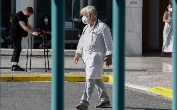 Απαντήσεις για το ενδεχόμενο επιστροφής των ανεμβολίαστων υγειονομικών στα νοσοκομεία ζητούν 39 βουλευτές του ΣΥΡΙΖΑ