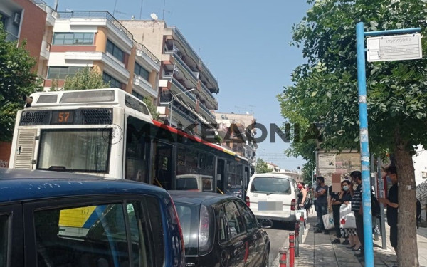 Πήρε φωτιά η μηχανή σε λεωφορείο του ΟΑΣΘ-Σώθηκαν οι επιβάτες (φωτ.)