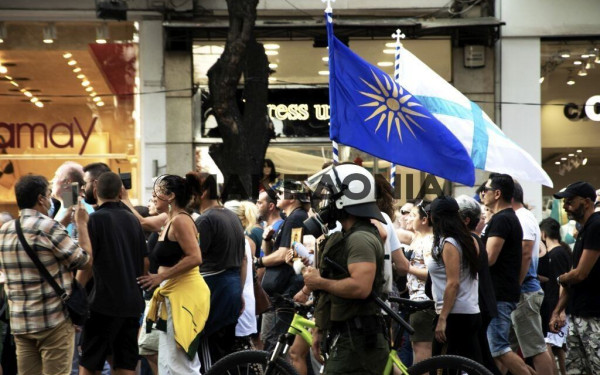 Συγκέντρωση και στον καύσωνα για τους αντιεμβολιαστές
