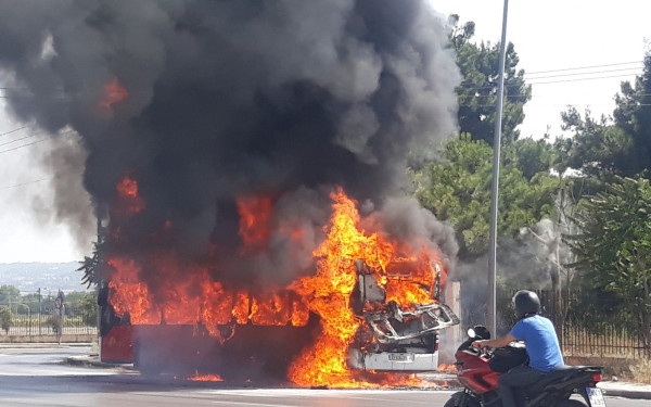 Θεσσαλονίκη: Λεωφορείο που εκτελούσε δρομολόγιο του ΟΑΣΘ ανεφλέγη και κάηκε ολοσχερώς (φωτ.)