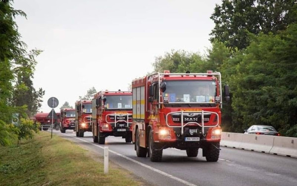 Θεσσαλονίκη: Μεγάλη φωτιά στην Εγνατία οδό στην Βόλβη - Δεκάδες πυροσβέστες και δύο ελικόπτερα στη μάχη