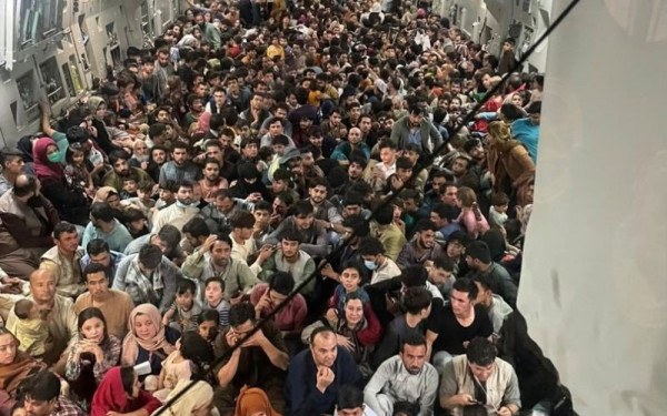 Αφγανιστάν: Σκηνές φρίκης και απόγνωσης - Περισσότεροι από 600 πολίτες "στοιβαγμένοι" σε αεροπλάνο των ΗΠΑ (Βίντεο-Φωτ.)