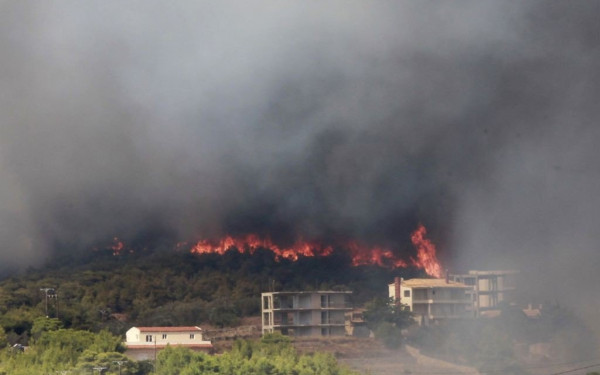 Γιγαντώνεται η πυρκαγιά στα Βίλια Αττικής - Νέο μέτωπο προς το Πόρτο Γερμενό (βίντεο)