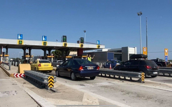 Φωτιά σε ξερά χόρτα κοντά στα διόδια των Μαλγάρων