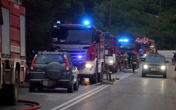 Συγκινητικές εικόνες στα Βίλια - Χειροκρότημα για τους Πολωνούς που μετά την Εύβοια έσπευσαν και στο νέο μέτωπο (βίντεο)