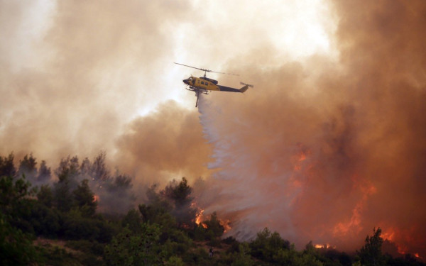 Μάχη με τις φλόγες στην Κρήτη: Μεγάλη φωτιά στο Λασίθι κοντά σε πυρηνελαιουργείο