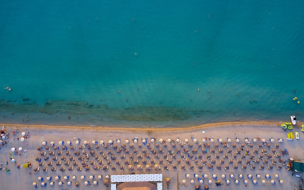 Δυσοίωνες εκθέσεις για τον ελληνικό τουρισμό: Yπερτουρισμός, έλλειψη υποδομών και εξωφρενικές τιμές