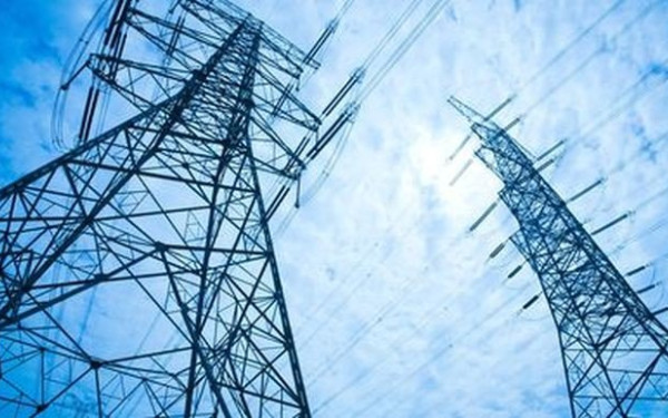 Γιατί στη χώρα μας δεν περνά στην αγορά του ρεύματος η διεθνής πτώση στο φυσικό αέριο 