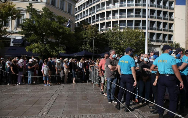 Σε λαϊκό προσκύνημα η σορός του Μ. Θεοδωράκη - Την Πέμπτη στον Γαλατά Χανίων η κηδεία