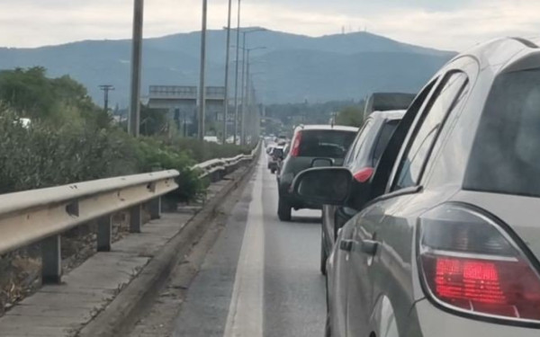 Θεσσαλονίκη: Τροχαίο προκάλεσε μποτιλιάρισμα στην Περιφερειακή 