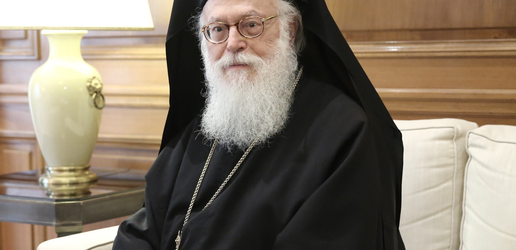 Συγκλονισμένος με το δυστύχημα στα Τέμπη και ανήσυχος για τις παραλείψεις ο αρχιεπίσκοπος Αλβανίας