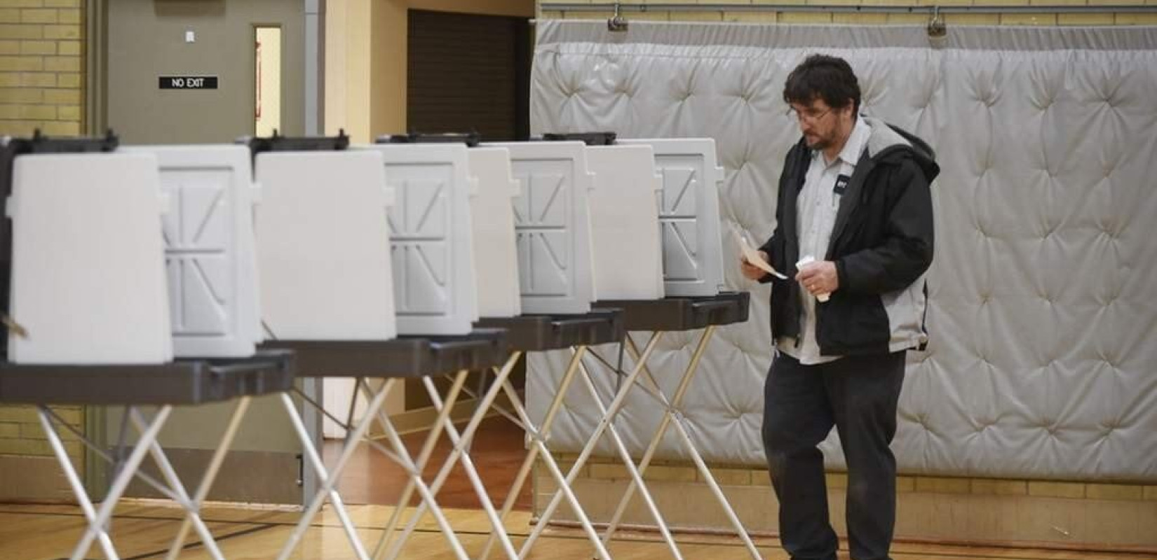 Ελβετία: Οι πολίτες ψηφίζουν σε δημοψήφισμα για την πολιτική ουδετερότητας