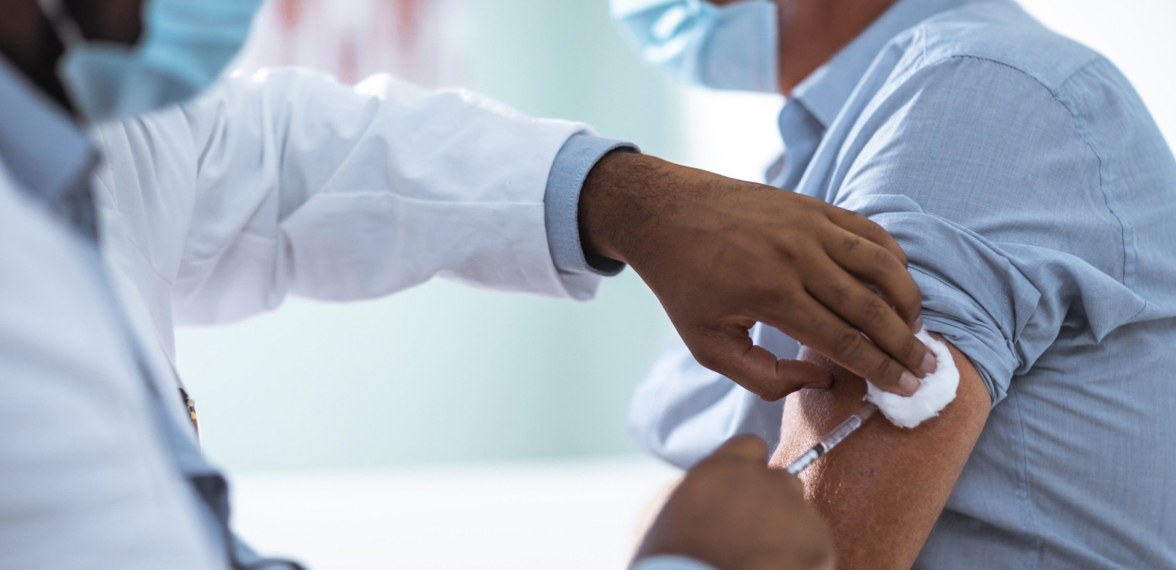 ΗΠΑ: Η κυβέρνηση Τραμπ διενεργεί έρευνα για πιθανούς θανάτους λόγω των εμβολίων κατά της COVID