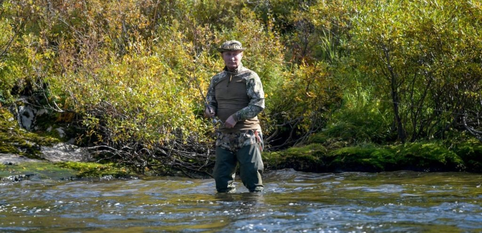 Ο Πούτιν ψαρεύει και κάνει πεζοπορία on camera (βίντεο & φωτ.)