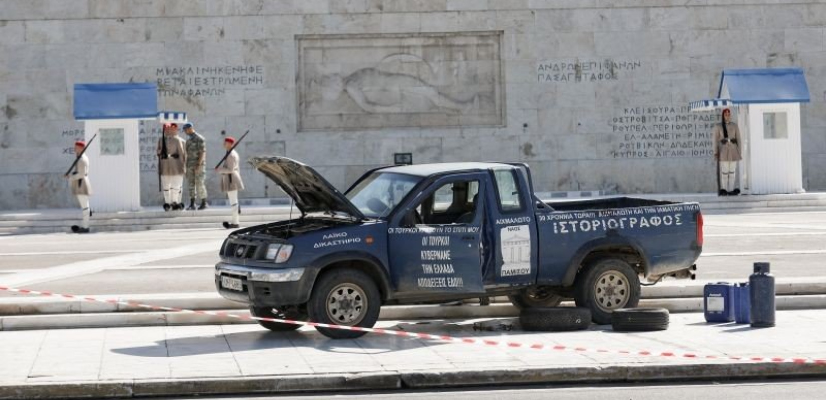 Βουλή: 58χρονος αγρότης, ο οδηγός του οχήματος που πάρκαρε μπροστά στον Άγνωστο Στρατιώτη - Οδηγείται στο ψυχιατρείο (Βίντεο)