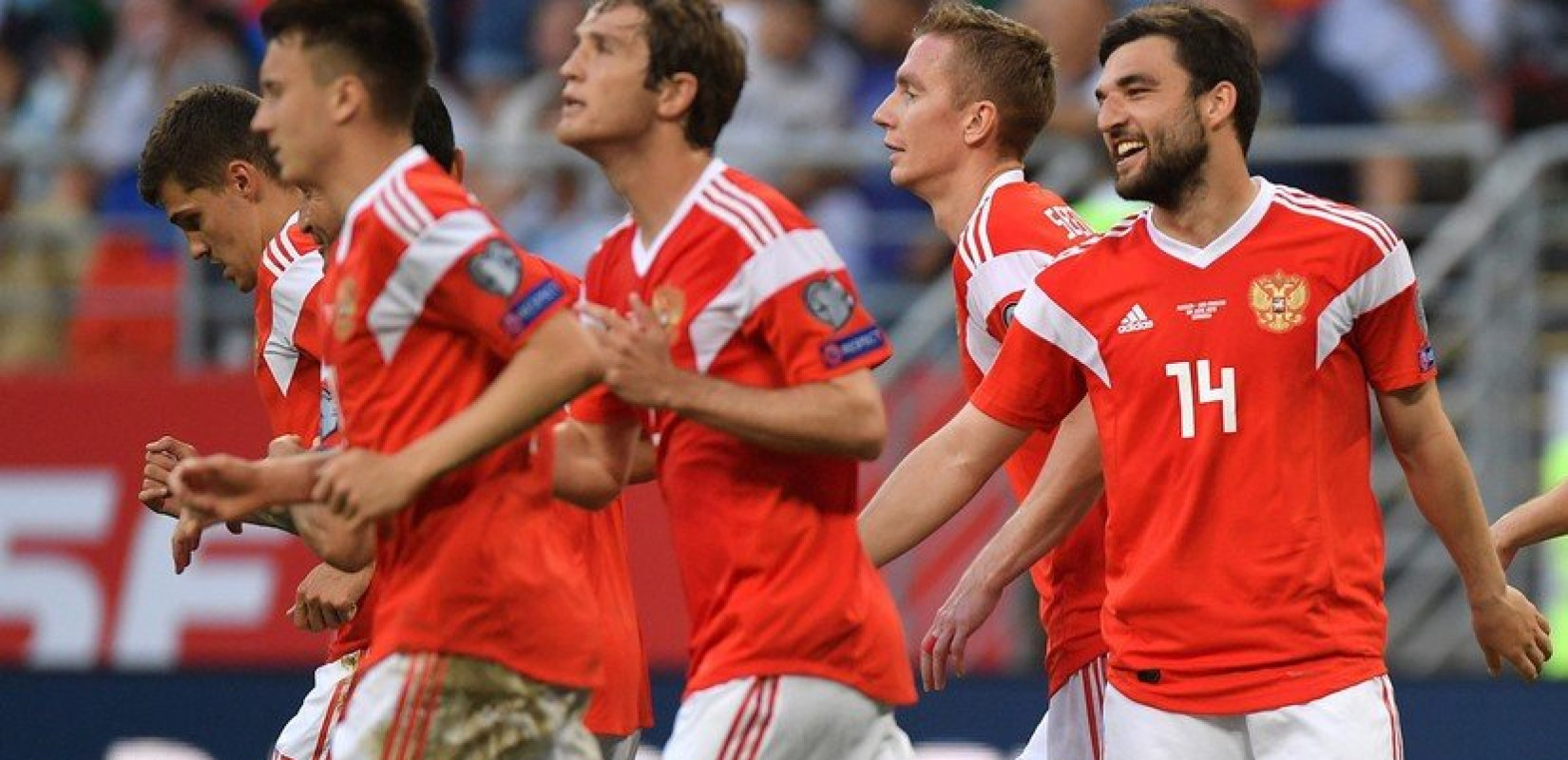 Η FIFA απαγορεύει τη ρωσική σημαία και τον ύμνο, αλλά διστάζει να προχωρήσει σε αποβολή της χώρας από τις διεθνείς διοργανώσεις