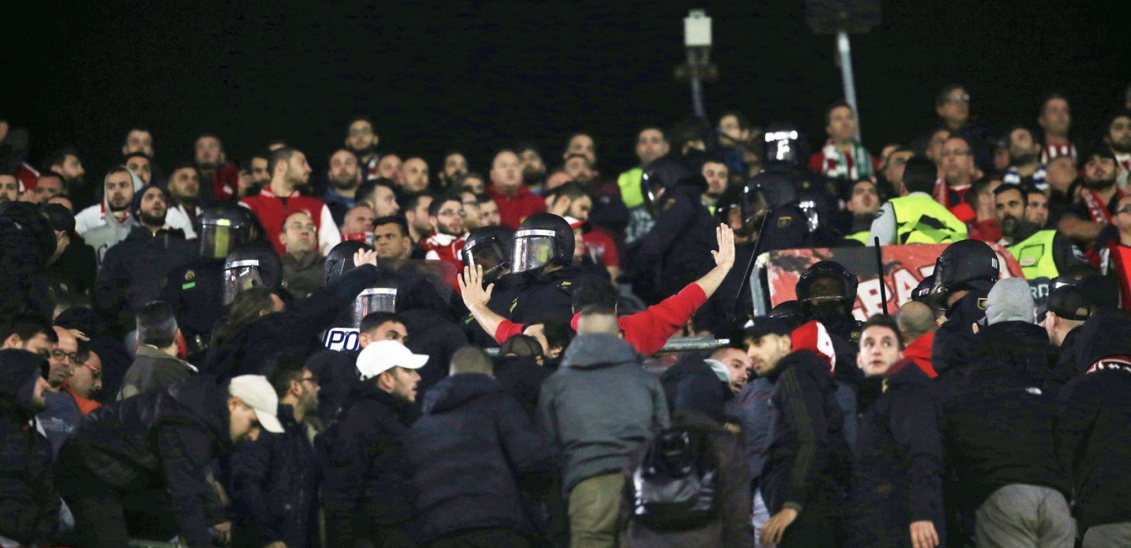 Έφαγαν πολύ ξύλο οι οπαδοί του Ολυμπιακού (video)