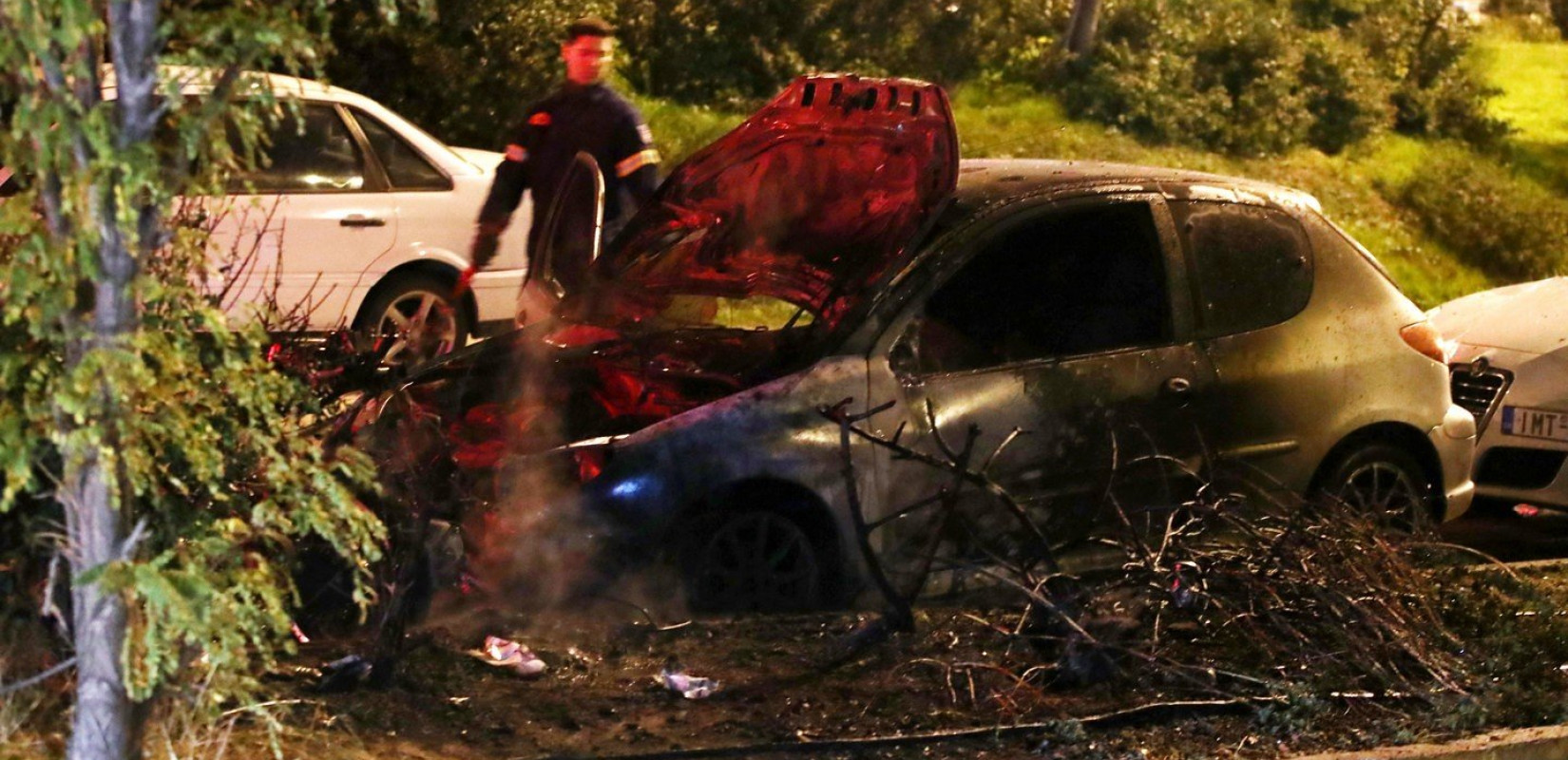 Επεισόδια έξω από το ΣΕΦ - Κάηκαν ένα αυτοκίνητο και ένα μηχανάκι (photos)