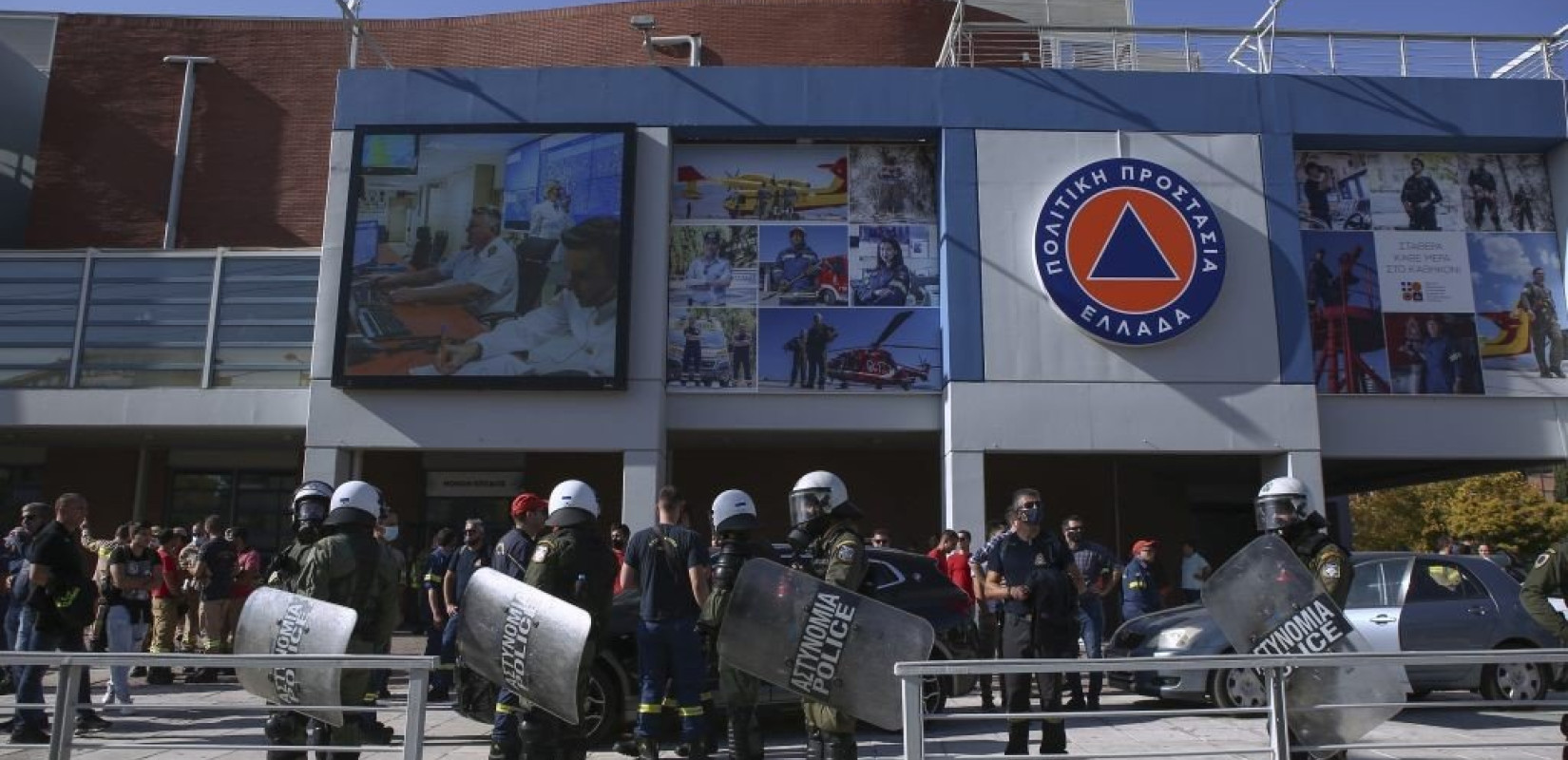 Η ΕΛΑΣ για τα επεισόδια έξω από το υπουργείο Κλιματικής Κρίσης 