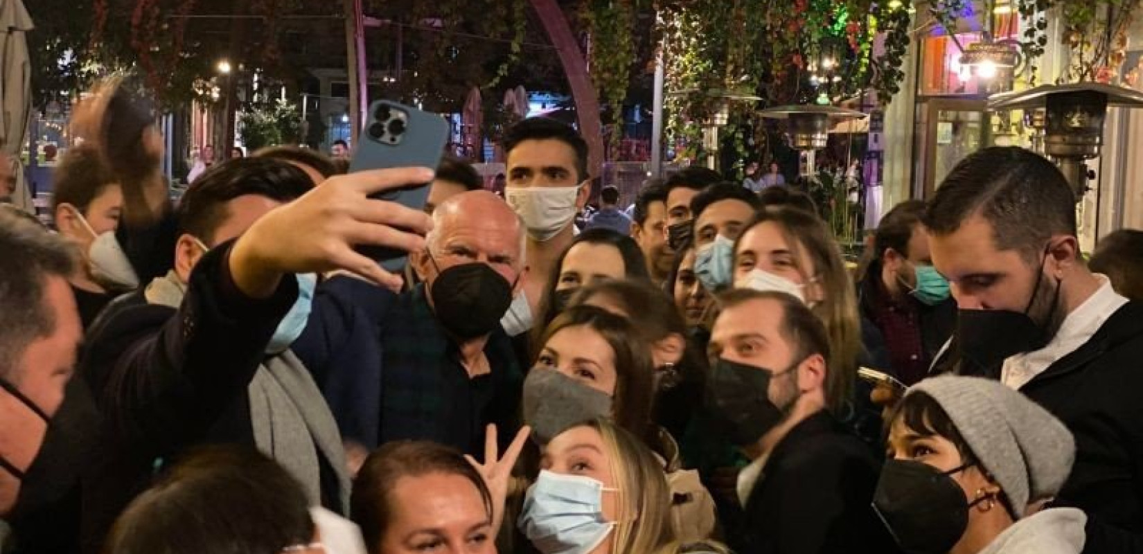 Γ. Παπανδρέου: Selfies, ποτό και συζήτηση με νέους στη Θεσσαλονίκη (Βίντεο-Φωτ.)