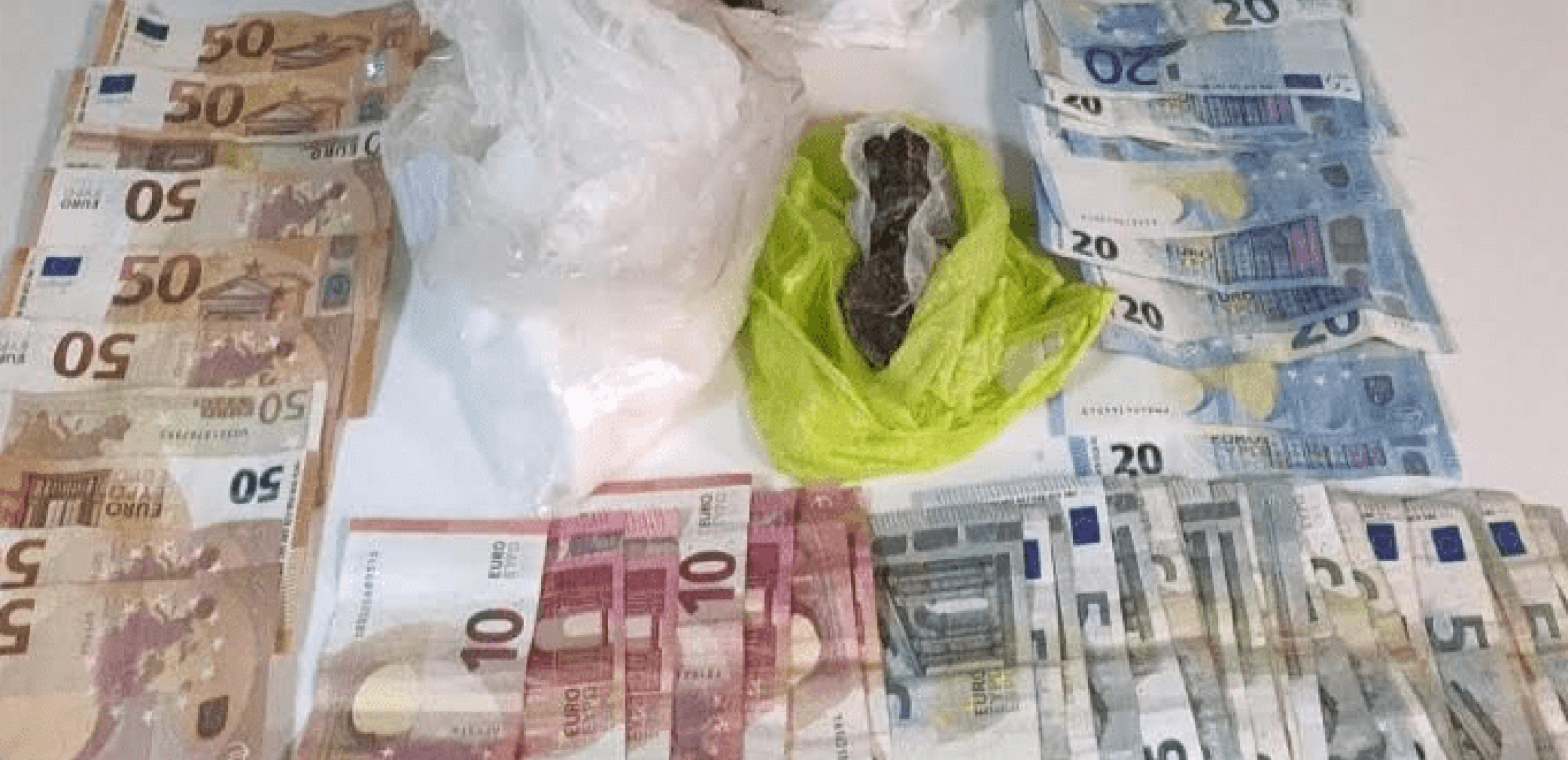 Θεσσαλονίκη: Λαγωνικό της αστυνομίας "ξήλωσε" οικογενειακή επιχείρηση ναρκωτικών - Συνελήφθησαν μάνα και γιος (βίντεο)