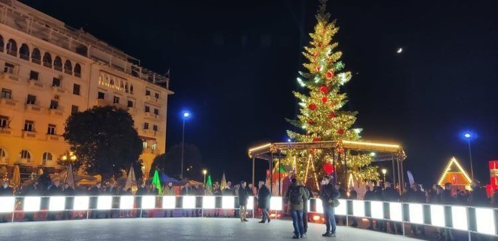 Θεσσαλονίκη: Χριστουγεννιάτικη μαγεία στην πλατεία Αριστοτέλους - Έλατο 18 μέτρων και χιλιάδες λαμπιόνια (βίντεο & φωτ.)