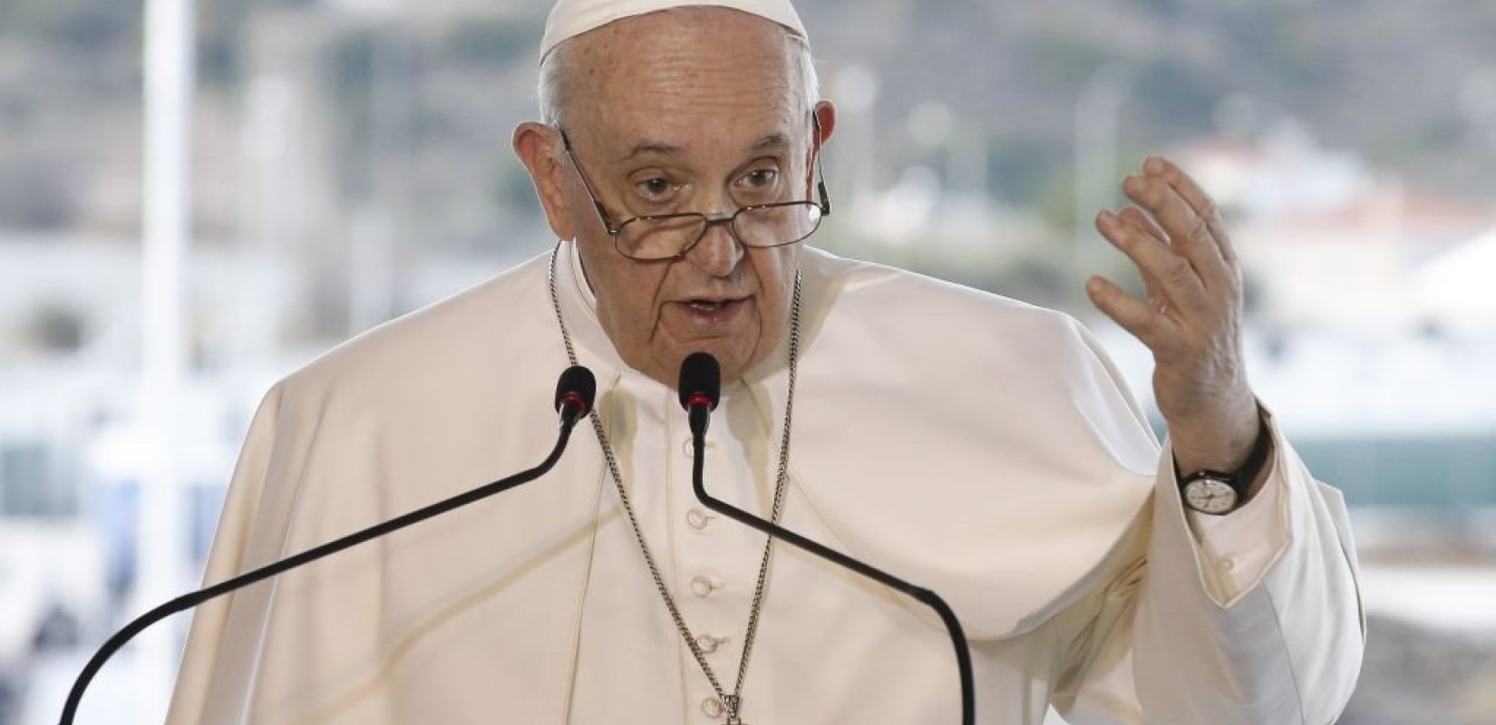 «Καρφιά» του πάπα Φραγκίσκου για ρασοφόρους που εκμεταλλεύθηκαν τον θάνατο του Βενέδικτου