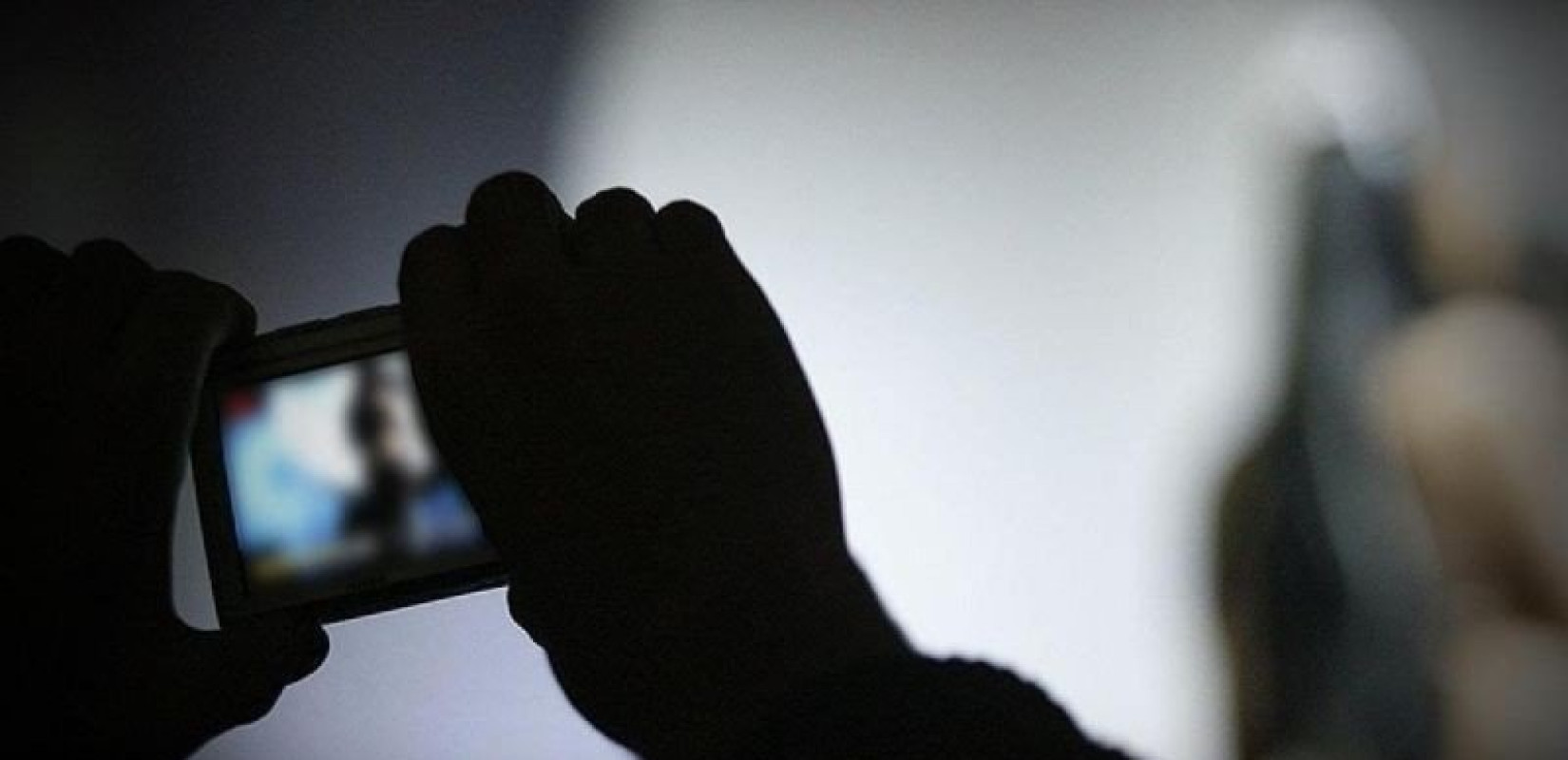 «Καμπανάκι» για τη διακίνηση γυμνών φωτογραφιών μέσω εφαρμογών στα σχολεία - Τι είναι το «φαινόμενο» deep nude (βίντεο)