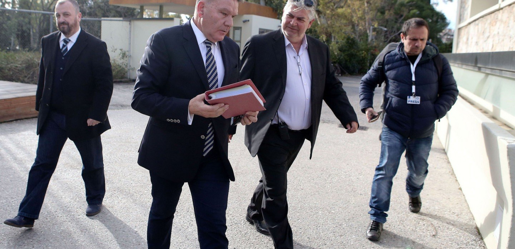 Παρέδωσε τα δελτία των παικτών της ΑΕΛ ο Κούγιας!