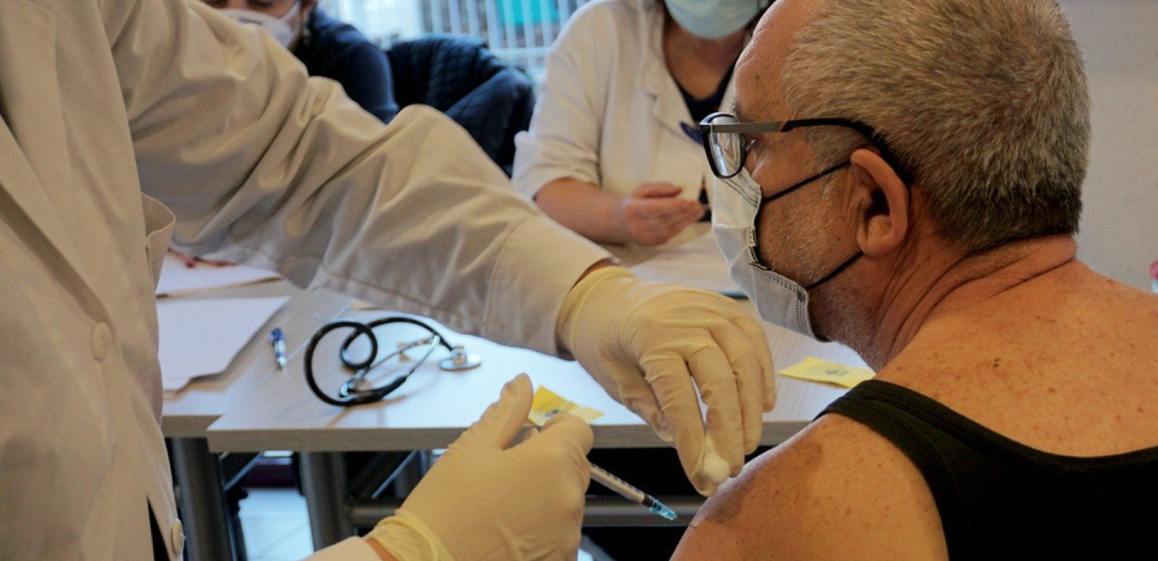 Ξεπέρασαν τις 800.000 οι εμβολιασμοί με τα επικαιροποιημένα εμβόλια για τον κορονοϊό