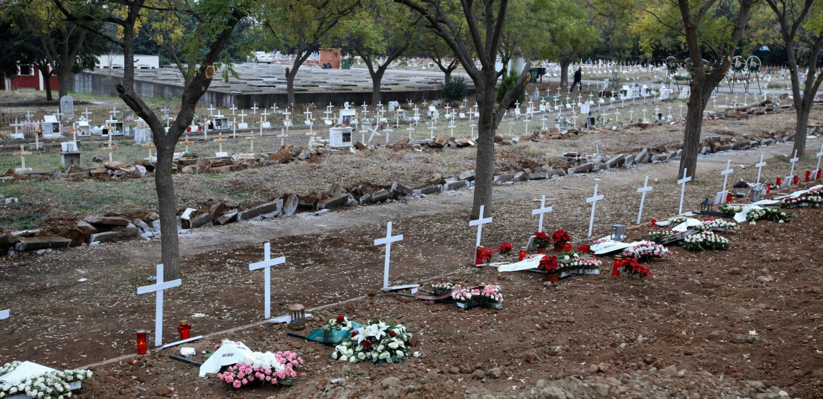 Ανοίγουν νέους τάφους για νεκρούς από κορονοϊό στο Ωραιόκαστρο