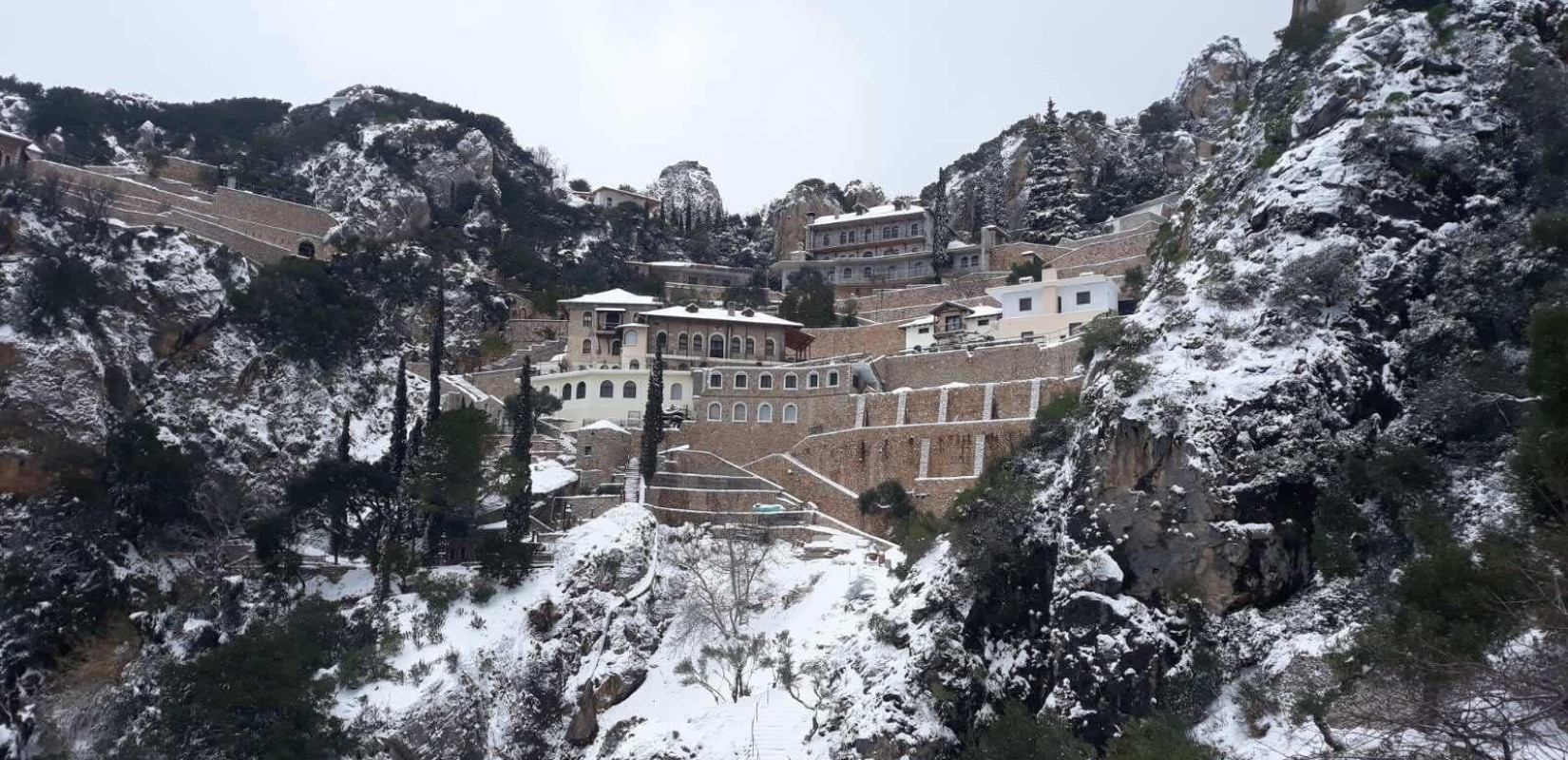 Στα λευκά «ντύθηκε» το Άγιον Όρος (βίντεο, φωτ.)