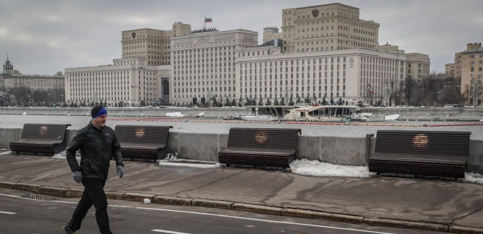 Συναγερμός στη Μόσχα: Έπιασε φωτιά σε κτίριο του υπουργείου Άμυνας