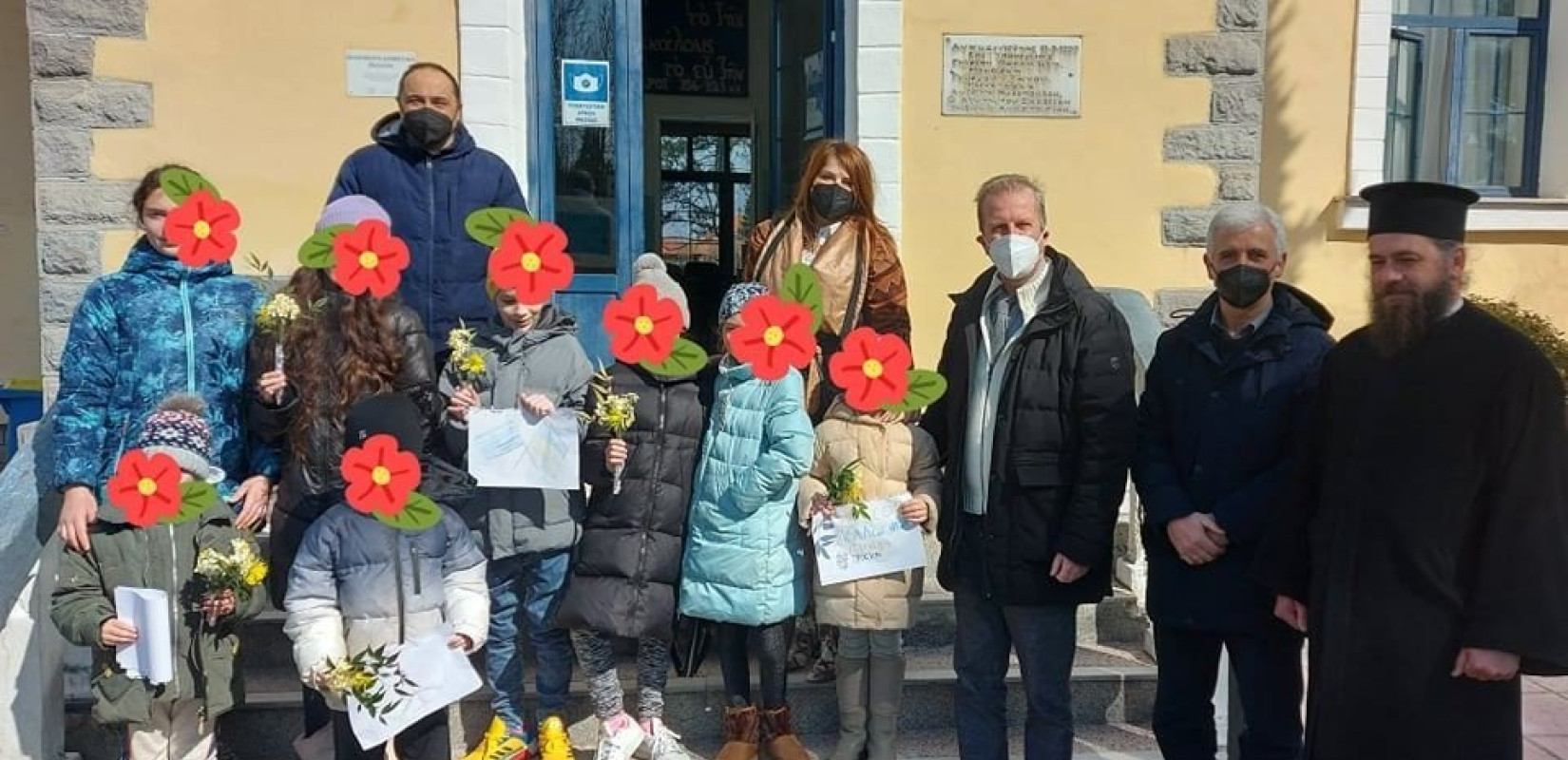 Αλμωπία: Με ποντιακή λύρα και λουλούδια στα χέρια υποδέχθηκαν οι μικροί μαθητές οκτώ προσφυγόπουλα από την Ουκρανία (φωτ.)
