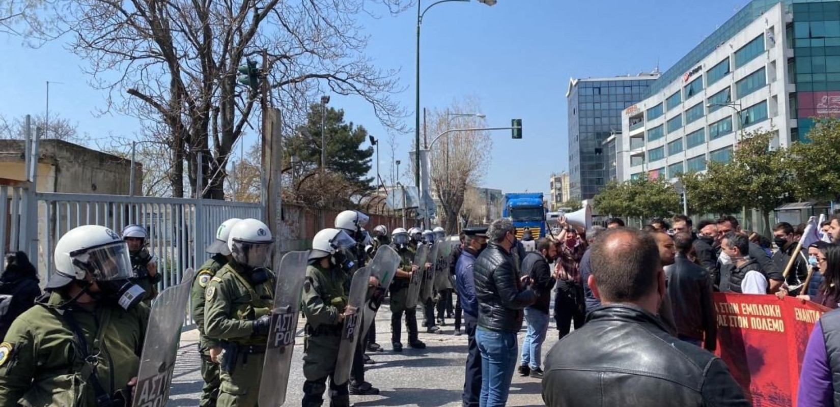 Ολοκληρώθηκε η συγκέντρωση ΓΣΕΕ στο ΕΚΘ -Προσαγωγές και ένας τραυματίας στην πορεία στο λιμάνι (βίντεο, φωτ.)