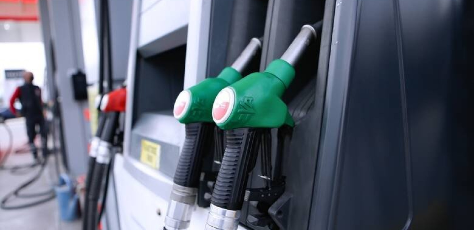 «Τραβούν» ξανά την ανηφόρα οι τιμές των καυσίμων - Πού έφτασε στα 2 ευρώ/λίτρο η αμόλυβδη βενζίνη (βίντεο)