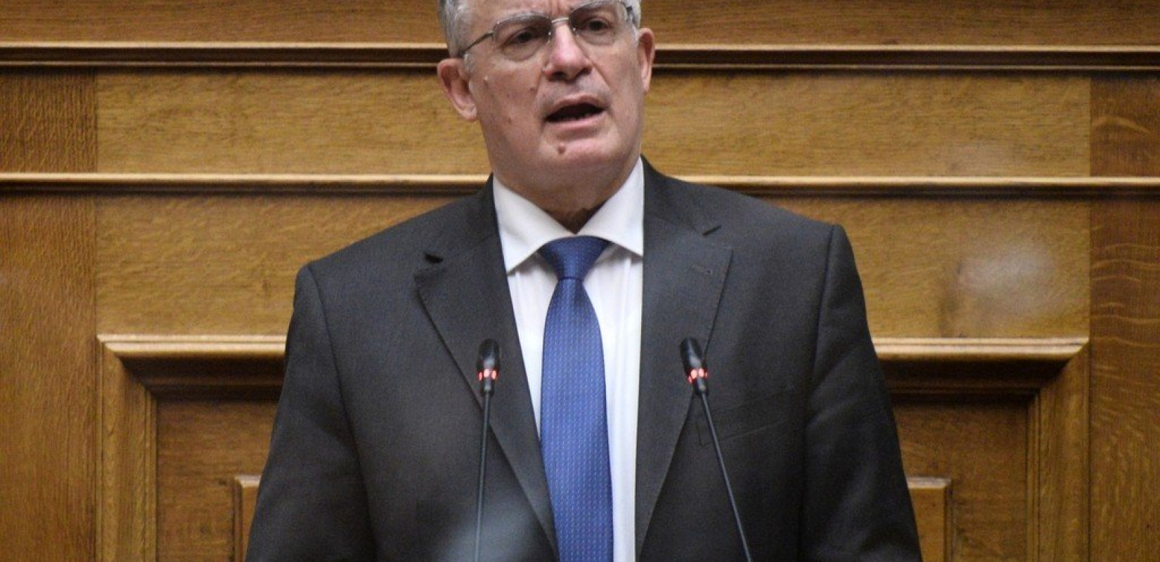 Τα κάλαντα των Χριστουγέννων στον Κώστα Τασούλα από σχολεία και συλλογικότητες