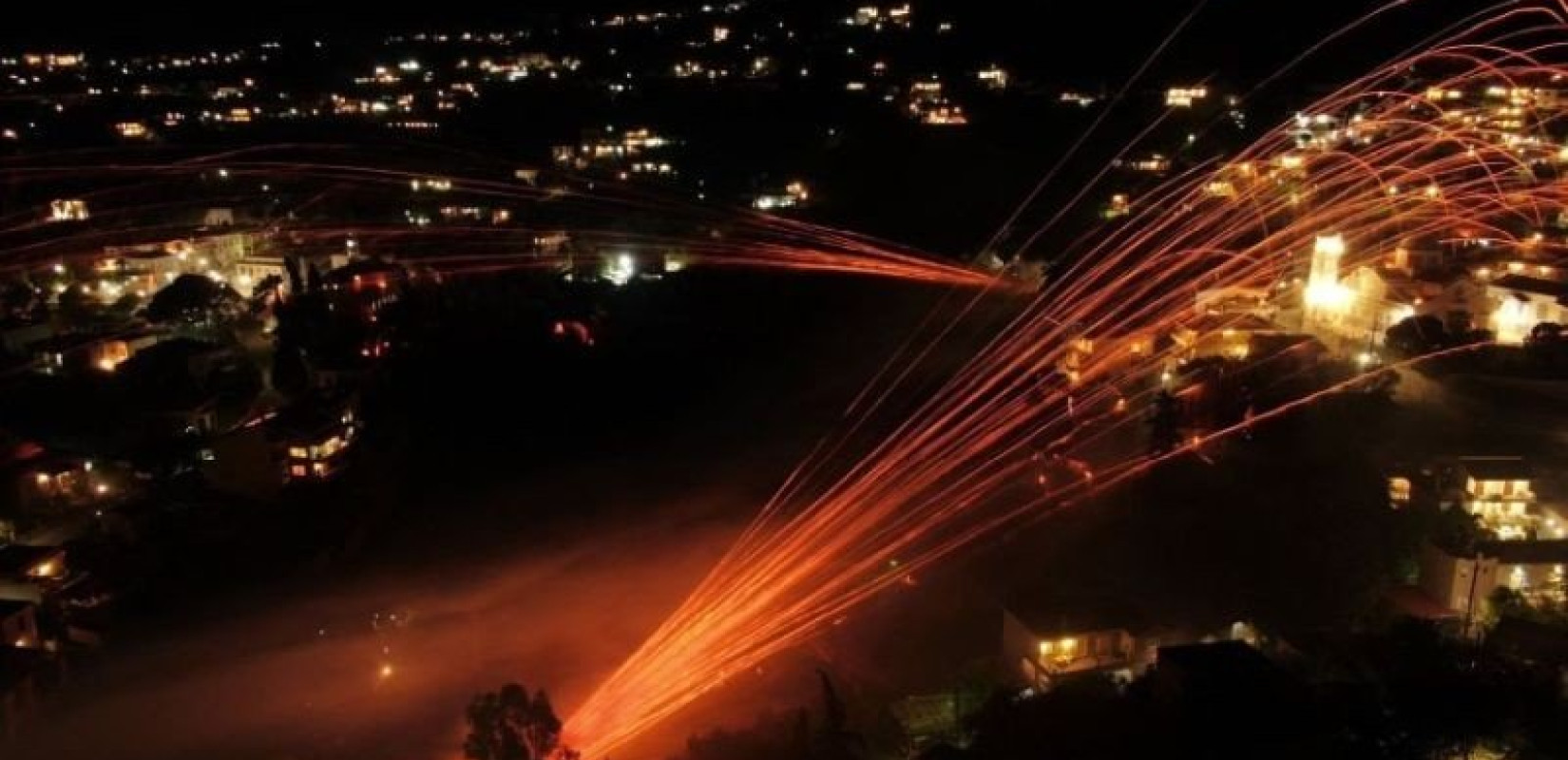 Επέστρεψε ο εντυπωσιακός ρουκετοπόλεμος στη Χίο (βίντεο)