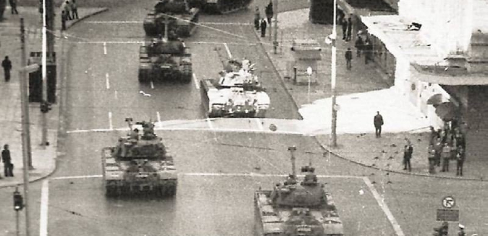 21η Απριλίου 1967: «…Προσοχή, προσοχή! Ο στρατός ανέλαβεν την διακυβέρνησιν της χώρας…» (Πρωτοσέλιδα της εποχής)
