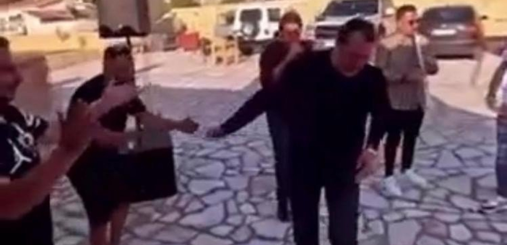 To χθεσινό τελευταίο ζεϊμπέκικο του Σκαφτούρου στην αυλή που τον δολοφόνησαν (Βίντεο) 