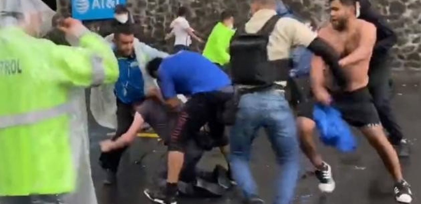 Σκληρές εικόνες από τη δράση των χούλιγκαν στο Μεξικό (βίντεο)