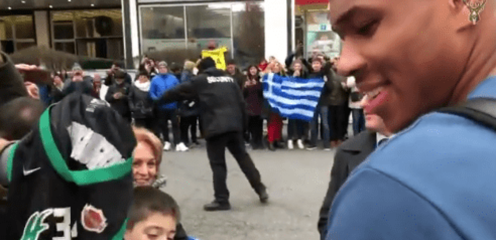 Υποδοχή με μελομακάρονα στον Αντετοκούνμπο