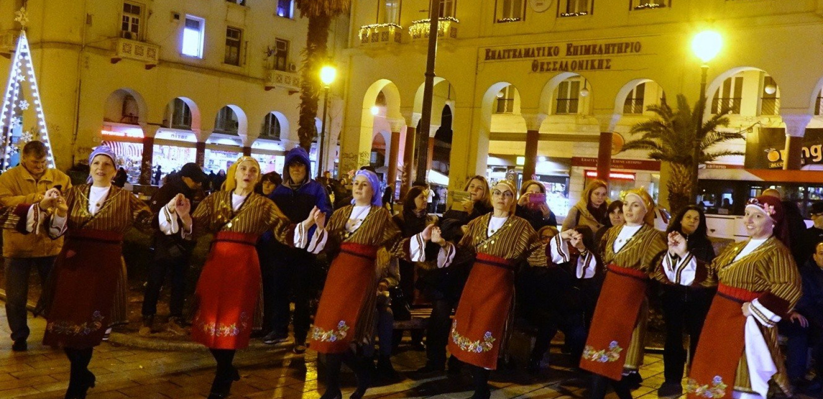 Συνεχίζεται η "Χριστουγεννιάτικη Πλατεία του ΕΕΘ"