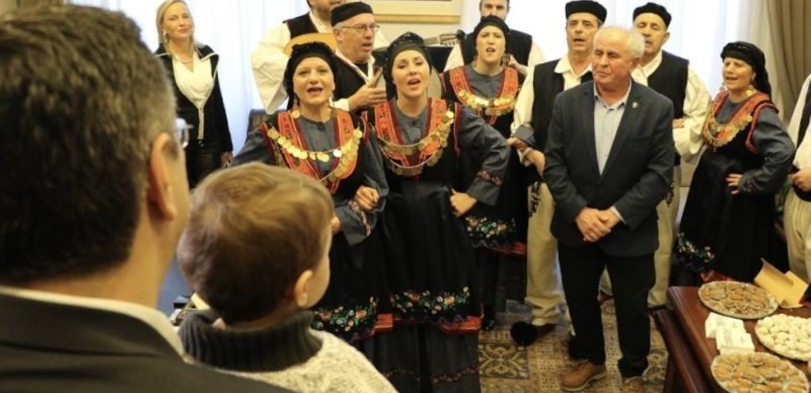 Με τον γιο του άκουσε τα κάλαντα ο Απόστολος Τζιτζικώστας