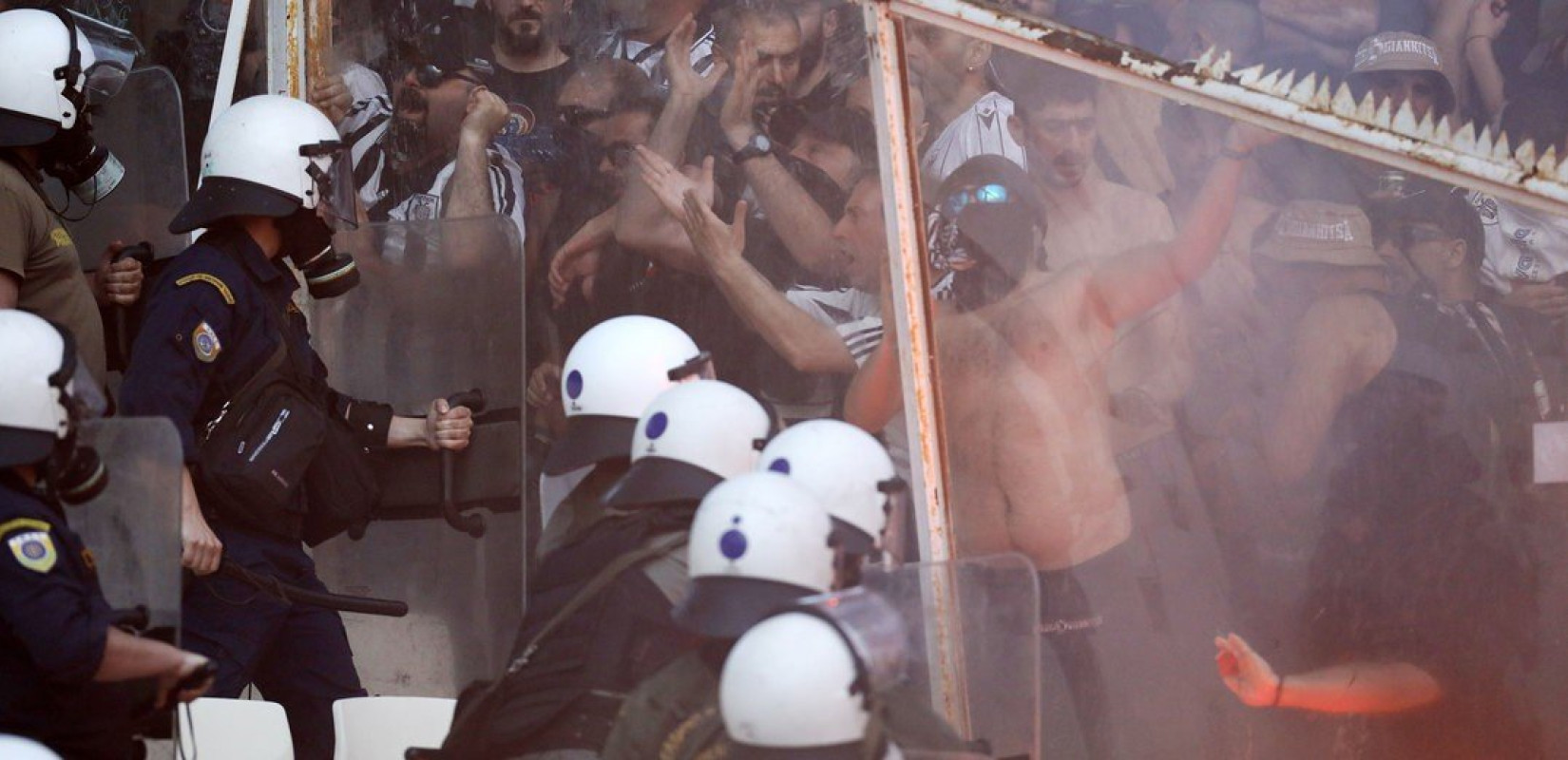 Το ελληνικό ποδόσφαιρο σε μία εικόνα: Οι "χαριτωμένοι" διάλογοι με τη Ζόζεφιν με φόντο το ξύλο της αρκούδας (βίντεο)