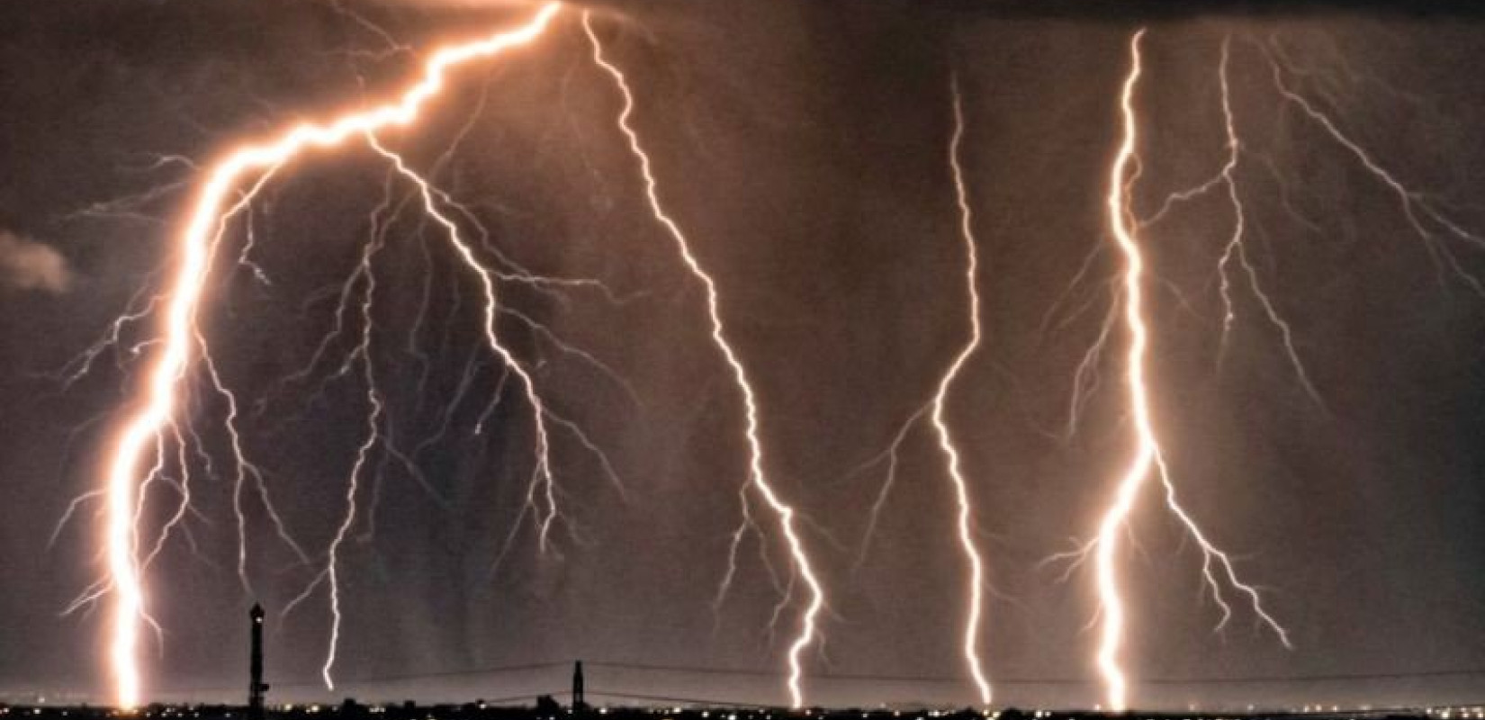 Ελβετία: Αστυνομικός και πιλότος χτυπήθηκαν από κεραυνό ενώ έσπευδαν να βοηθήσουν 2 ανθρώπους που τους είχε πετύχει κεραυνός